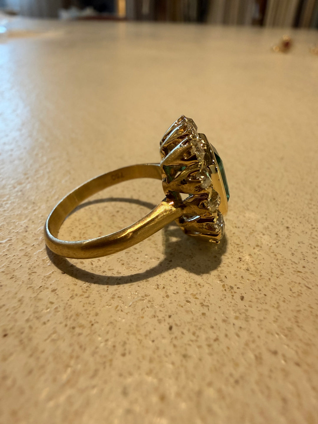 Emerald ring with Diamonds