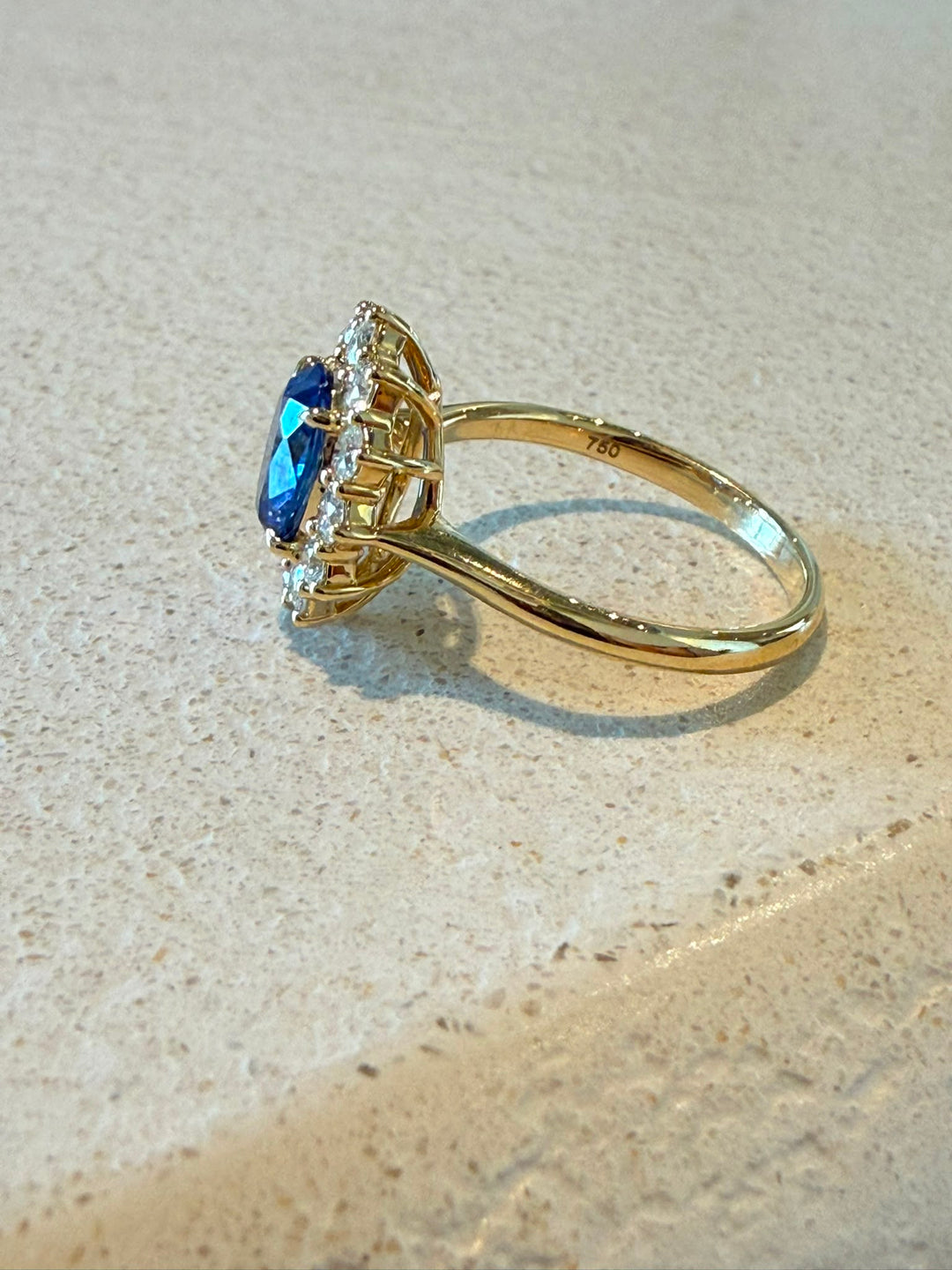 Second-hand Blue sapphire diamond ring