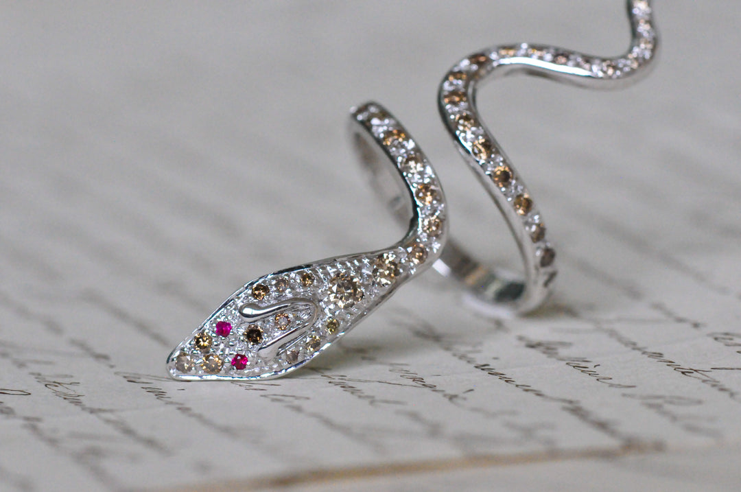 A 18K vintage snake ring